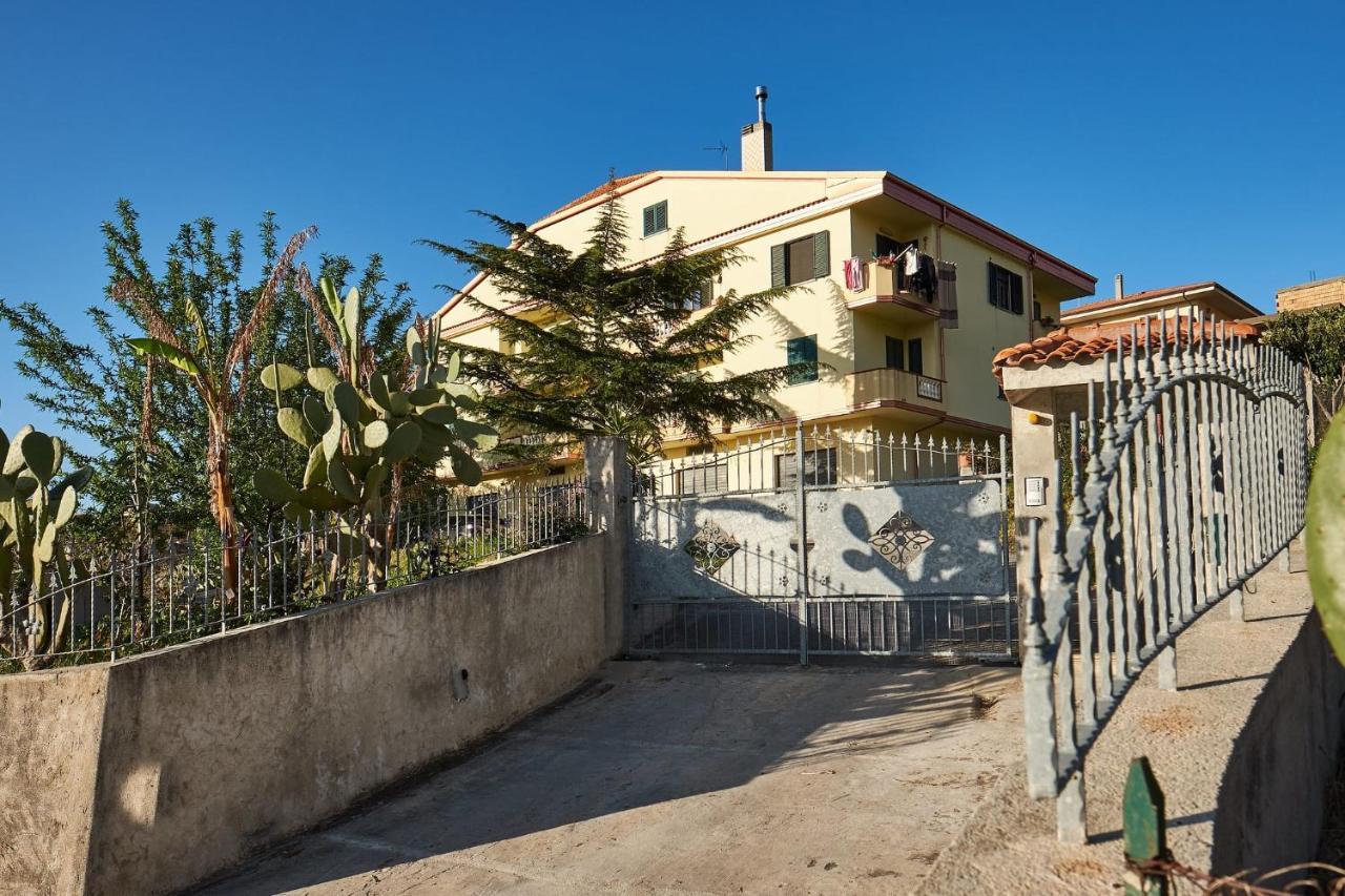 Bouganville House - Casa Vacanze Triparni Bagian luar foto