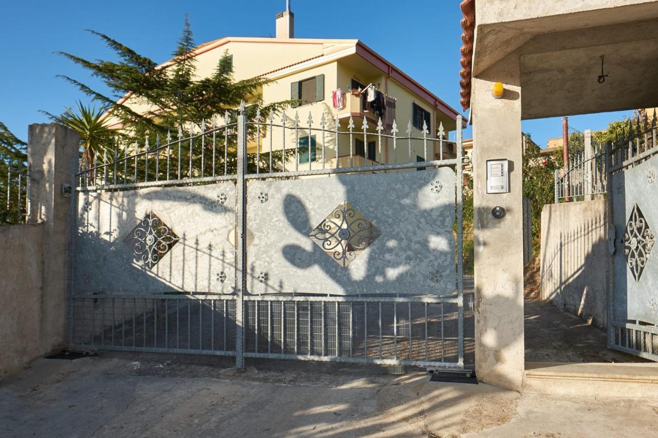 Bouganville House - Casa Vacanze Triparni Bagian luar foto